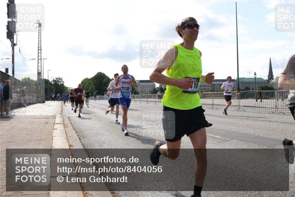 29.06.2025 - hella hamburg halbmarathon Lena Gebhardt http://msf.ph/oto/8404056 29.06.2025 09:49:20 Lombardsbrücke 18188, 116, 1042, 1571, 1600, 1603, 2044, 2707, 2745, 2750, 2797, 2849, 2980, 3014, 3116, 4062, 4148, 4766, 5003, 5050, 5124, 5648, 5889, 6037, 6047, 6095, 6149, 6771, 7035, 7109, 7229, 7310, 7482, 7743, 7981, 8002, 8358, 9640, 9914, 10369, 10451, 10738, 10877, 11106, 11177, 11423, 11447, 11952, 12088, 12091, 12098, 12168, 12739, 13064, 13137, 13158, 13190, 13372, 13755, 13900, 14075, 14311, 14359, 14603, 14629, 14667, 14789, 15094 meine-sportfotos.de