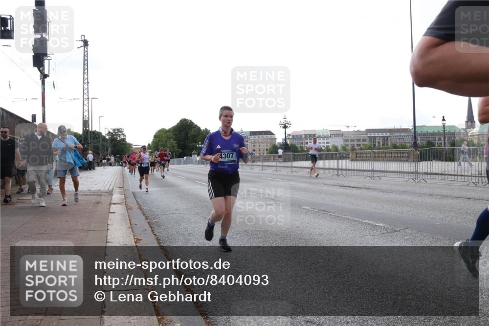 29.06.2025 - hella hamburg halbmarathon Lena Gebhardt http://msf.ph/oto/8404093 29.06.2025 10:03:35 Lombardsbrücke 4307, 1114, 1135, 1138, 1161, 1367, 1414, 1450, 1885, 2277, 2594, 2619, 2683, 2759, 2782, 3572, 4307, 4511, 5384, 5396, 5464, 6391, 6453, 7006, 7211, 7277, 7278, 7279, 7290, 7306, 7706, 7935, 8484, 8727, 9280, 9439, 9453, 10389, 10824, 11402, 11556, 12177, 12211, 12212, 12377, 12843, 13036, 13474, 13732, 13793, 13857, 13874, 13976, 15539, 15643, 15859, 16113, 16371, 16621, 17226, 17550, 18028 meine-sportfotos.de