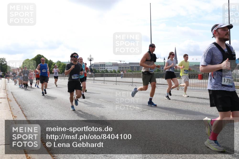 29.06.2025 - hella hamburg halbmarathon Lena Gebhardt http://msf.ph/oto/8404100 29.06.2025 10:16:29 Lombardsbrücke 17694, 16199, 6024, 1244, 31, 17942, 17854, 1212, 1244, 1308, 1599, 1825, 2071, 2165, 2347, 2436, 2803, 2835, 2912, 3030, 3088, 3134, 3156, 3176, 3484, 3648, 3687, 4478, 4583, 4637, 4828, 5036, 5037, 5046, 5294, 6024, 6488, 6742, 6941, 7158, 7358, 7753, 8169, 8274, 8295, 8317, 8597, 8619, 8645, 8707, 8847, 8857, 9332, 9492, 9601, 9628, 9664, 9676, 9802, 9810, 9881, 10076, 10107, 10139, 10141, 10183, 10232, 10292, 10844, 10990, 11344, 11345 meine-sportfotos.de