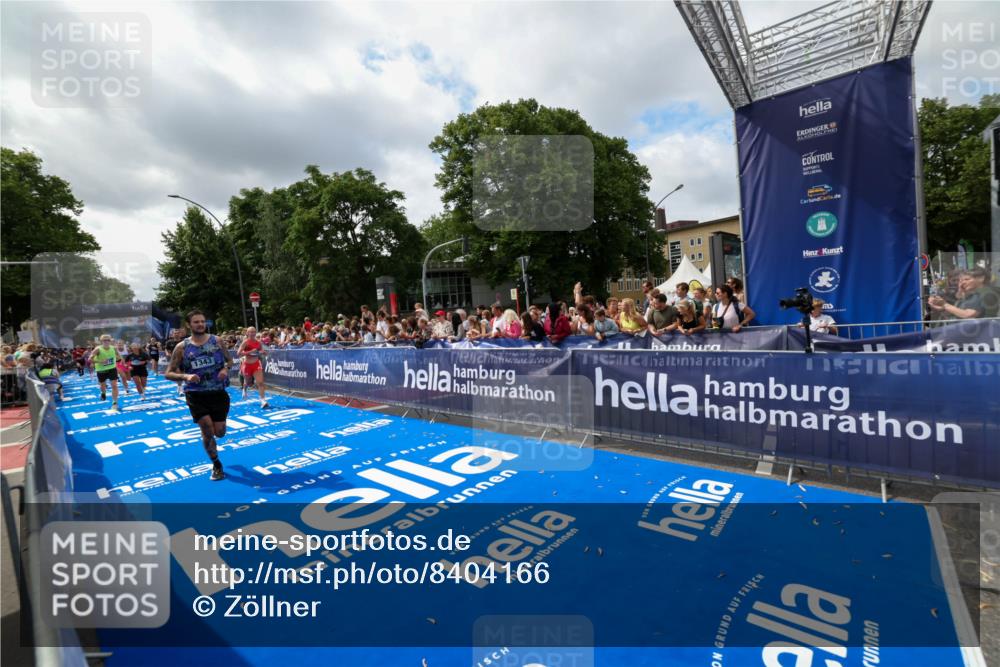 29.06.2025 - hella hamburg halbmarathon Zöllner http://msf.ph/oto/8404166 29.06.2025 10:39:36 Ziel 1343, 7152, 7154, 9116, 9265, 11806, 14077, 15336, 15828, 15965, 17215, 17360, 18154, 18285, 18803 meine-sportfotos.de