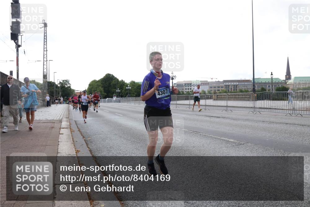 29.06.2025 - hella hamburg halbmarathon Lena Gebhardt http://msf.ph/oto/8404169 29.06.2025 10:03:35 Lombardsbrücke 1161, 4307, 1114, 1135, 1138, 1161, 1367, 1414, 1450, 1885, 2277, 2594, 2619, 2683, 2759, 2782, 3572, 4307, 4511, 5384, 5396, 5464, 6391, 6453, 7006, 7211, 7277, 7278, 7279, 7290, 7306, 7706, 7935, 8484, 8727, 9280, 9439, 9453, 10389, 10824, 11402, 11556, 12177, 12211, 12212, 12377, 12843, 13036, 13474, 13732, 13793, 13857, 13874, 13976, 15539, 15643, 15859, 16113, 16371, 16621, 17226, 17550, 18028 meine-sportfotos.de