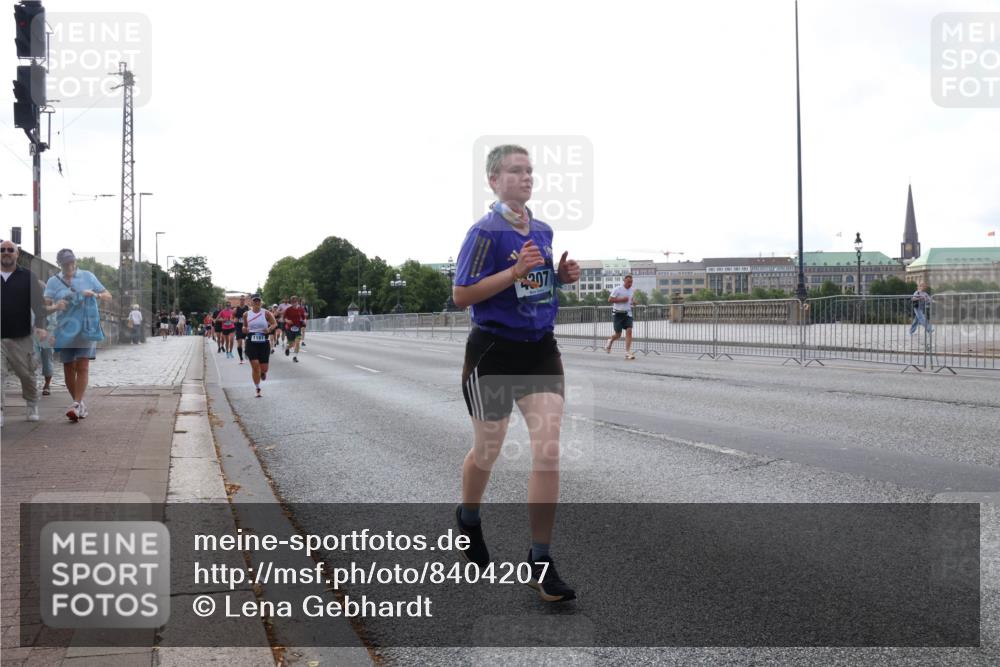 29.06.2025 - hella hamburg halbmarathon Lena Gebhardt http://msf.ph/oto/8404207 29.06.2025 10:03:35 Lombardsbrücke 1161, 307, 1114, 1135, 1138, 1161, 1367, 1414, 1450, 1885, 2277, 2594, 2619, 2683, 2759, 2782, 3572, 4307, 4511, 5384, 5396, 5464, 6391, 6453, 7006, 7211, 7277, 7278, 7279, 7290, 7306, 7706, 7935, 8484, 8727, 9280, 9439, 9453, 10389, 10824, 11402, 11556, 12177, 12211, 12212, 12377, 12843, 13036, 13474, 13732, 13793, 13857, 13874, 13976, 15539, 15643, 15859, 16113, 16371, 16621, 17226, 17550, 18028 meine-sportfotos.de