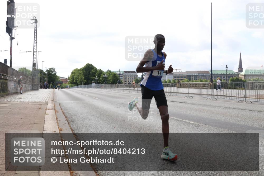 29.06.2025 - hella hamburg halbmarathon Lena Gebhardt http://msf.ph/oto/8404213 29.06.2025 09:32:20 Lombardsbrücke 14, 14, 17, 20, 21 meine-sportfotos.de