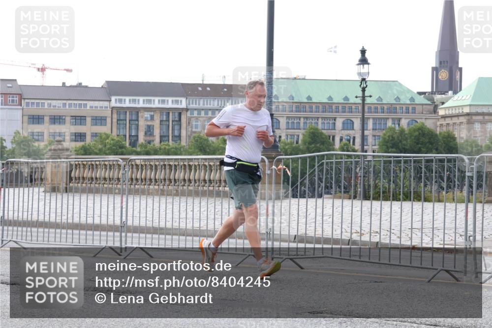 29.06.2025 - hella hamburg halbmarathon Lena Gebhardt http://msf.ph/oto/8404245 29.06.2025 10:03:37 Lombardsbrücke 17, 494, 1114, 1135, 1138, 1161, 1367, 1450, 1885, 2277, 2594, 2619, 2683, 2759, 3572, 4307, 4511, 5363, 5384, 5396, 5464, 5613, 6391, 6453, 7006, 7277, 7278, 7279, 7290, 7306, 7485, 7706, 7935, 8469, 8484, 8727, 9280, 9453, 10389, 10824, 11402, 11556, 11614, 12177, 12211, 12212, 12336, 12377, 12843, 13036, 13474, 13732, 13793, 13857, 13976, 15539, 15643, 15859, 16113, 16371, 16621, 17226, 17550, 18028 meine-sportfotos.de