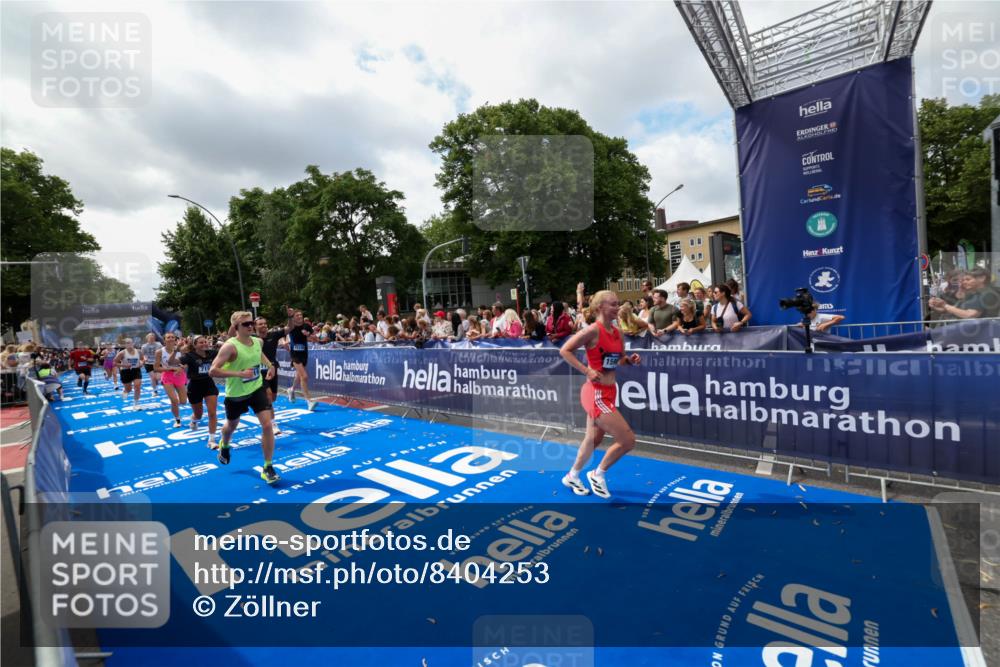 29.06.2025 - hella hamburg halbmarathon Zöllner http://msf.ph/oto/8404253 29.06.2025 10:39:38 Ziel 4888, 7152, 7154, 9116, 9265, 11284, 11806, 14077, 15094, 15336, 15828, 15965, 17215, 17360, 17425, 18154, 18285, 18803 meine-sportfotos.de