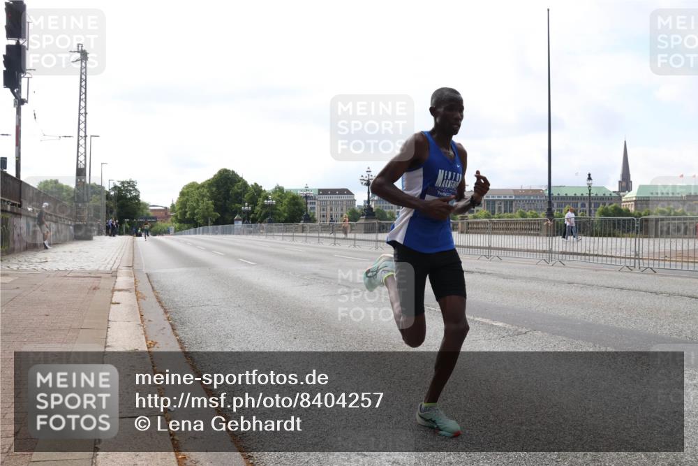 29.06.2025 - hella hamburg halbmarathon Lena Gebhardt http://msf.ph/oto/8404257 29.06.2025 09:32:20 Lombardsbrücke 14, 17, 20, 21 meine-sportfotos.de