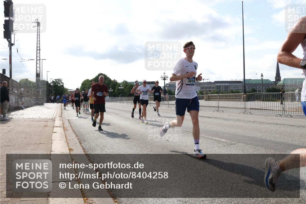 29.06.2025 - hella hamburg halbmarathon Lena Gebhardt http://msf.ph/oto/8404258 29.06.2025 09:49:21 Lombardsbrücke 15328, 3014, 1571, 1600, 1603, 2044, 2707, 2745, 2750, 2797, 2849, 2980, 3014, 3116, 3136, 4062, 4148, 4766, 5050, 5124, 5648, 5889, 6037, 6047, 6095, 6149, 6771, 7035, 7109, 7229, 7310, 7482, 7743, 7981, 8002, 8358, 9640, 9914, 10369, 10451, 10738, 10877, 11106, 11177, 11423, 11447, 11952, 12088, 12091, 12098, 12168, 12739, 13064, 13137, 13158, 13190, 13372, 13755, 13900, 14075, 14311, 14359, 14603, 14629, 14667, 14789, 15094 meine-sportfotos.de