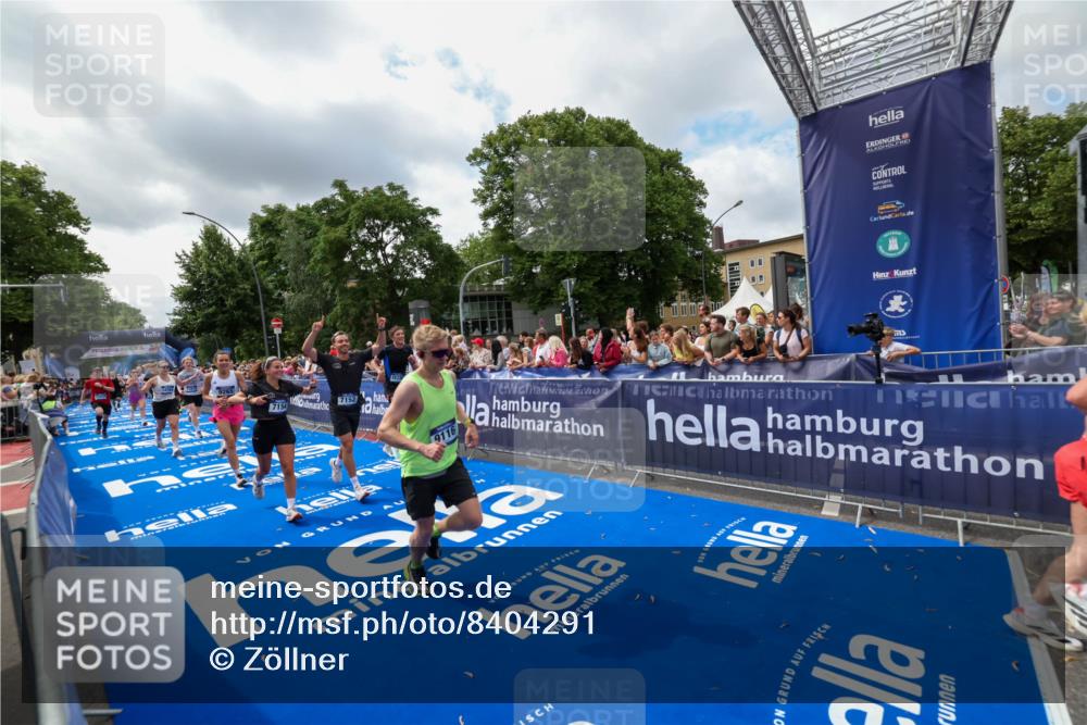 29.06.2025 - hella hamburg halbmarathon Zöllner http://msf.ph/oto/8404291 29.06.2025 10:39:39 Ziel 1358, 4888, 7152, 7154, 9116, 9265, 11284, 11806, 14077, 15094, 15336, 15828, 15965, 17215, 17360, 17425, 18154, 18285, 18803 meine-sportfotos.de