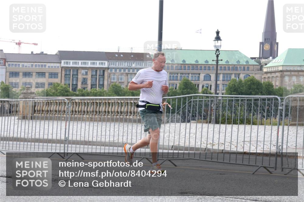 29.06.2025 - hella hamburg halbmarathon Lena Gebhardt http://msf.ph/oto/8404294 29.06.2025 10:03:37 Lombardsbrücke 111, 262622, 1114, 1135, 1138, 1161, 1367, 1450, 1885, 2277, 2594, 2619, 2683, 2759, 3572, 4307, 4511, 5363, 5384, 5396, 5464, 5613, 6391, 6453, 7006, 7277, 7278, 7279, 7290, 7306, 7485, 7706, 7935, 8469, 8484, 8727, 9280, 9453, 10389, 10824, 11402, 11556, 11614, 12177, 12211, 12212, 12336, 12377, 12843, 13036, 13474, 13732, 13793, 13857, 13976, 15539, 15643, 15859, 16113, 16371, 16621, 17226, 17550, 18028 meine-sportfotos.de