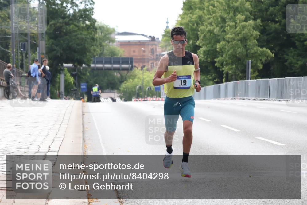 29.06.2025 - hella hamburg halbmarathon Lena Gebhardt http://msf.ph/oto/8404298 29.06.2025 09:32:27 Lombardsbrücke 19, 14, 17, 19, 21 meine-sportfotos.de