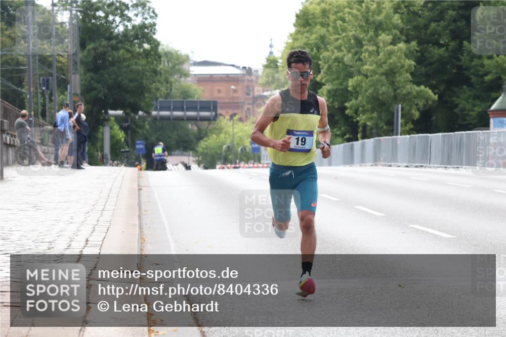 29.06.2025 - hella hamburg halbmarathon Lena Gebhardt http://msf.ph/oto/8404336 29.06.2025 09:32:27 Lombardsbrücke 19, 14, 17, 19, 21 meine-sportfotos.de