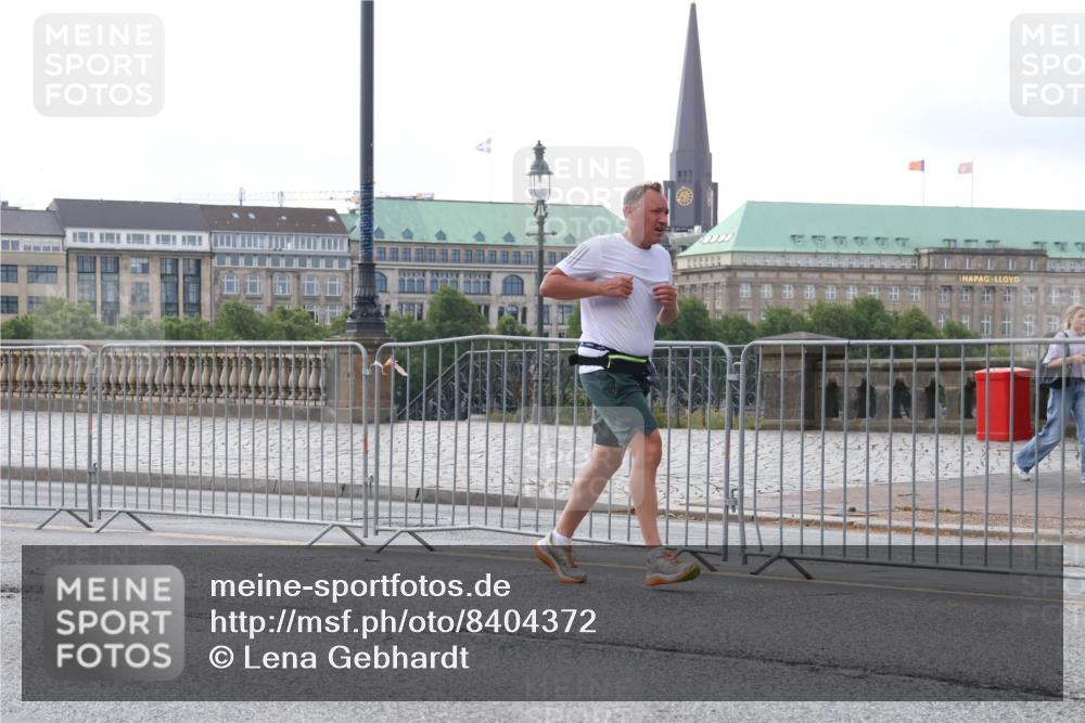 29.06.2025 - hella hamburg halbmarathon Lena Gebhardt http://msf.ph/oto/8404372 29.06.2025 10:03:38 Lombardsbrücke 1114, 1135, 1138, 1161, 1367, 1450, 1885, 2277, 2594, 2619, 2683, 2759, 4095, 4307, 4511, 5363, 5384, 5396, 5464, 5613, 6391, 6453, 7006, 7277, 7278, 7279, 7290, 7306, 7485, 7706, 7935, 8469, 8484, 8727, 9280, 9453, 10389, 10824, 11402, 11556, 11614, 12177, 12211, 12212, 12336, 12377, 12843, 13036, 13474, 13732, 13793, 13857, 13976, 15539, 15643, 15859, 16113, 16371, 16621, 17098, 17226, 17550, 18028 meine-sportfotos.de