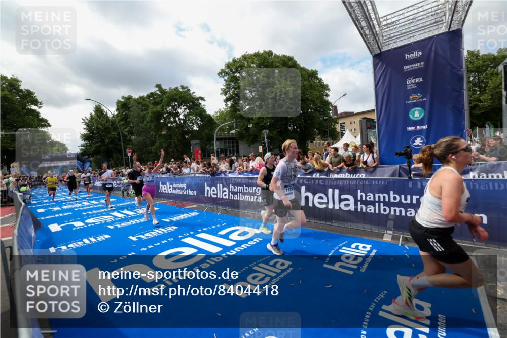 29.06.2025 - hella hamburg halbmarathon Zöllner http://msf.ph/oto/8404418 29.06.2025 10:39:42 Ziel 1358, 4398, 4888, 11284, 11806, 14077, 15094, 15435, 15828, 16580, 16761, 17215, 17360, 17425, 18154, 18285, 18803 meine-sportfotos.de