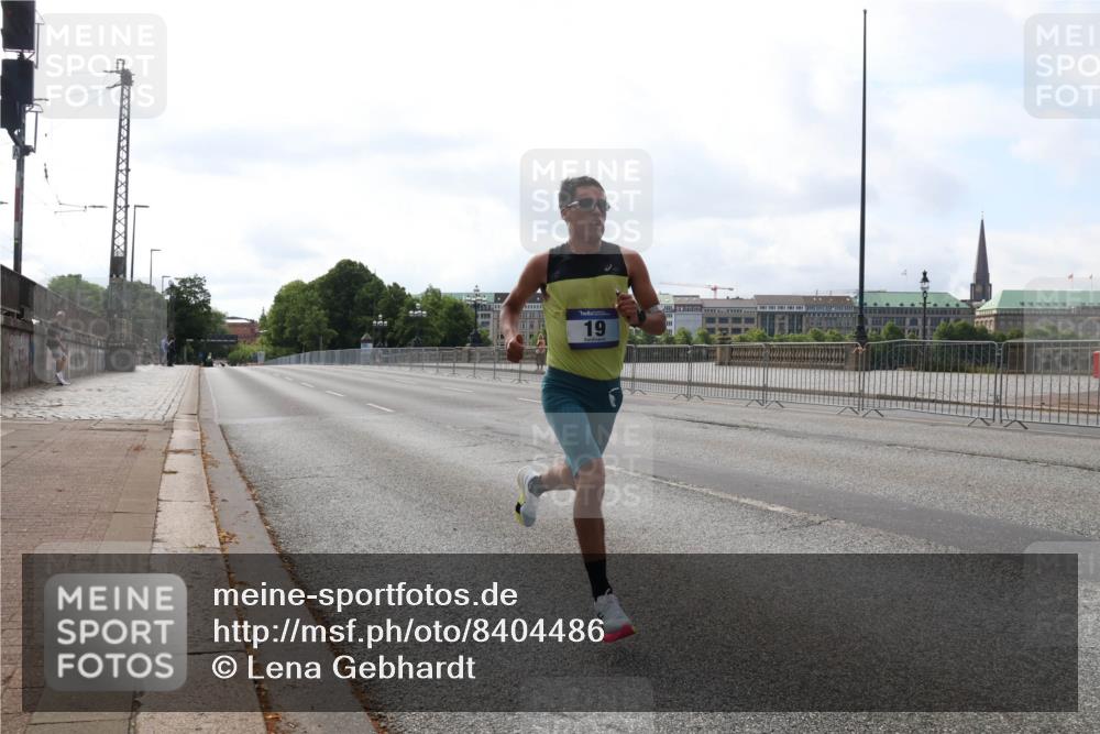 29.06.2025 - hella hamburg halbmarathon Lena Gebhardt http://msf.ph/oto/8404486 29.06.2025 09:32:29 Lombardsbrücke 19, 14, 17, 19, 21 meine-sportfotos.de