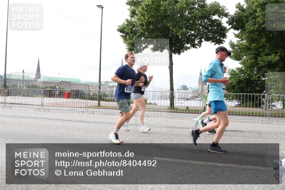 29.06.2025 - hella hamburg halbmarathon Lena Gebhardt http://msf.ph/oto/8404492 29.06.2025 10:24:10 Lombardsbrücke 5358, 1104, 1005, 1009, 1064, 1389, 1444, 1545, 2125, 2132, 2477, 2489, 3013, 3185, 3285, 3579, 3786, 4122, 4162, 4464, 4597, 4684, 4719, 4990, 4993, 5039, 5055, 5258, 5260, 5358, 5661, 5954, 6478, 6524, 6526, 7013, 7426, 7528, 7920, 7975, 8031, 8141, 8149, 8167, 8181, 8187, 8297, 8502, 8676, 8717, 9063, 9217, 9603, 10649, 11044, 11306, 11347, 11415, 11454, 12210, 13149, 13380, 13573, 13711, 14143, 14521, 15739, 15853 meine-sportfotos.de