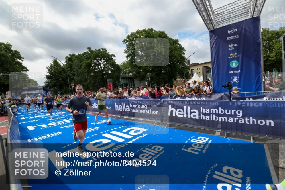 29.06.2025 - hella hamburg halbmarathon Zöllner http://msf.ph/oto/8404524 29.06.2025 10:39:46 Ziel 1358, 4398, 4888, 11284, 13190, 14204, 15094, 15435, 15744, 16580, 16761, 17005, 17425, 17792, 18013 meine-sportfotos.de