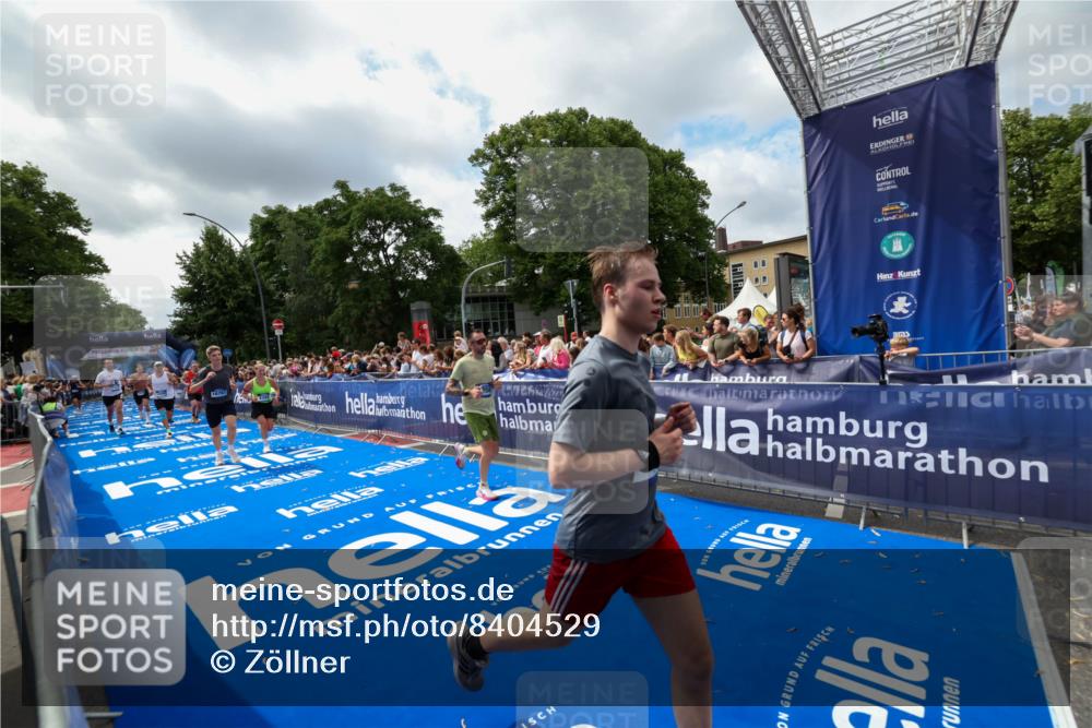 29.06.2025 - hella hamburg halbmarathon Zöllner http://msf.ph/oto/8404529 29.06.2025 10:39:47 Ziel 1358, 1975, 4398, 4888, 13190, 14204, 15435, 15744, 16580, 16761, 17005, 17425, 17792, 18013 meine-sportfotos.de
