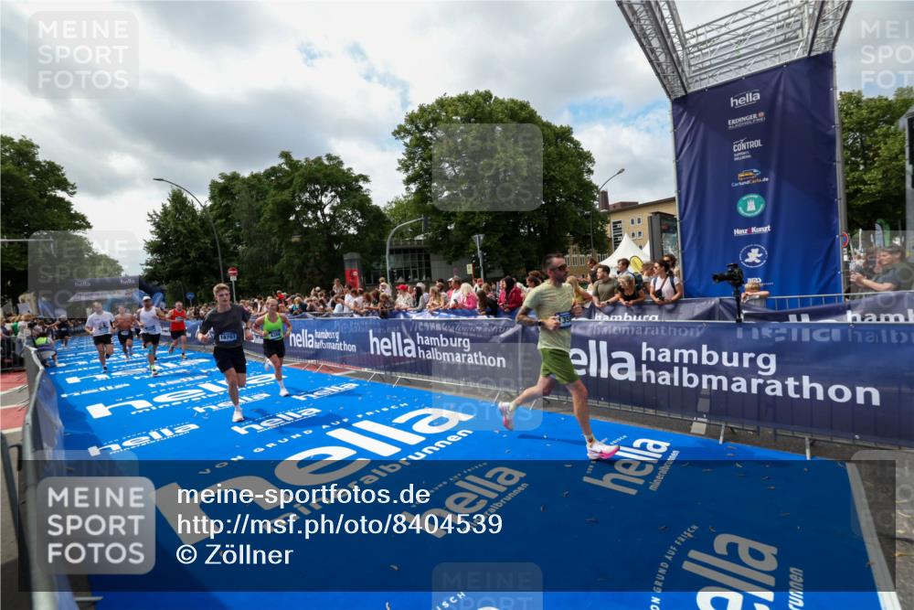 29.06.2025 - hella hamburg halbmarathon Zöllner http://msf.ph/oto/8404539 29.06.2025 10:39:47 Ziel 1358, 1975, 4398, 4888, 13190, 14204, 15435, 15744, 16580, 16761, 17005, 17425, 17792, 18013 meine-sportfotos.de