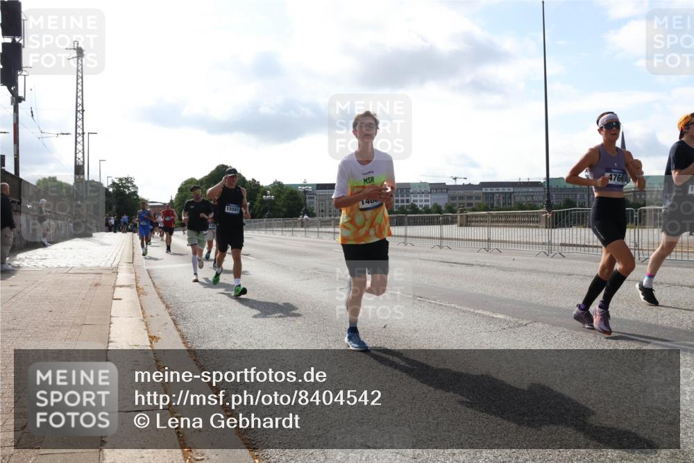 29.06.2025 - hella hamburg halbmarathon Lena Gebhardt http://msf.ph/oto/8404542 29.06.2025 09:49:24 Lombardsbrücke 15561, 1400, 4766, 1571, 1600, 1603, 2044, 2707, 2745, 2750, 2797, 2849, 2980, 3014, 3116, 3136, 4062, 4148, 4766, 5050, 5648, 5889, 6037, 6047, 6095, 6149, 6771, 7035, 7109, 7229, 7310, 7482, 7743, 7981, 8002, 8358, 8465, 9640, 9686, 9914, 10369, 10451, 10877, 10930, 11106, 11177, 11423, 11447, 11952, 12088, 12091, 12098, 12168, 12739, 13064, 13158, 13190, 13755, 13900, 14075, 14311, 14359, 14603, 14629, 14667, 14789, 15094 meine-sportfotos.de