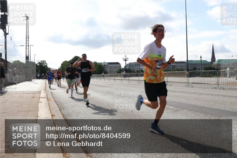 29.06.2025 - hella hamburg halbmarathon Lena Gebhardt http://msf.ph/oto/8404599 29.06.2025 09:49:24 Lombardsbrücke 146, 1556, 1571, 1600, 1603, 2044, 2707, 2745, 2750, 2797, 2849, 2980, 3014, 3116, 3136, 4062, 4148, 4766, 5050, 5648, 5889, 6037, 6047, 6095, 6149, 6771, 7035, 7109, 7229, 7310, 7482, 7743, 7981, 8002, 8358, 8465, 9640, 9686, 9914, 10369, 10451, 10877, 10930, 11106, 11177, 11423, 11447, 11952, 12088, 12091, 12098, 12168, 12739, 13064, 13158, 13190, 13755, 13900, 14075, 14311, 14359, 14603, 14629, 14667, 14789, 15094 meine-sportfotos.de
