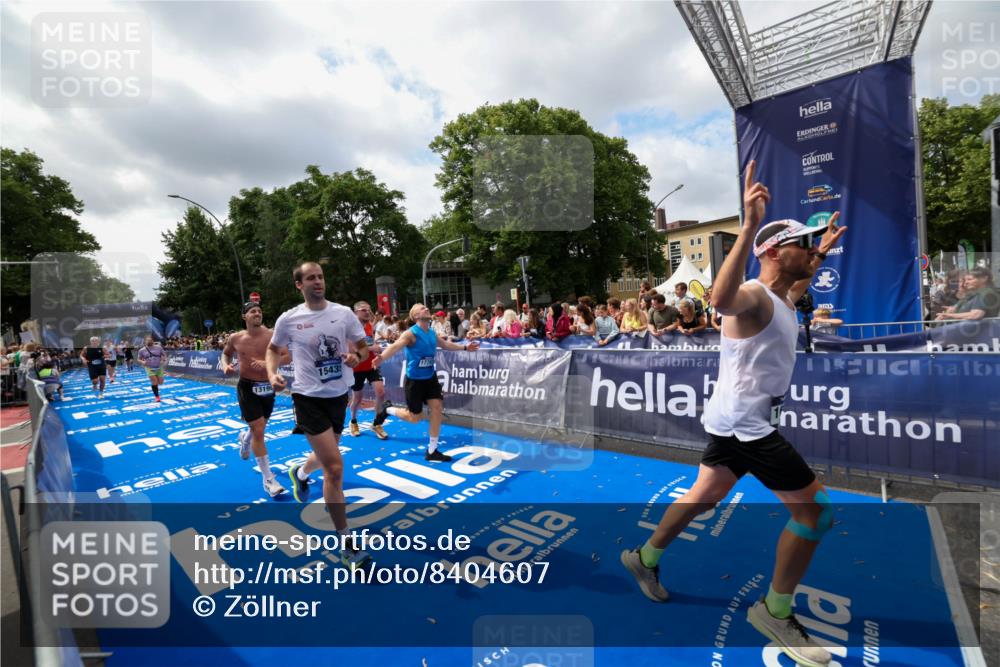 29.06.2025 - hella hamburg halbmarathon Zöllner http://msf.ph/oto/8404607 29.06.2025 10:39:50 Ziel 1975, 2525, 2573, 13190, 14204, 15435, 15744, 16580, 17005, 17792, 18013 meine-sportfotos.de