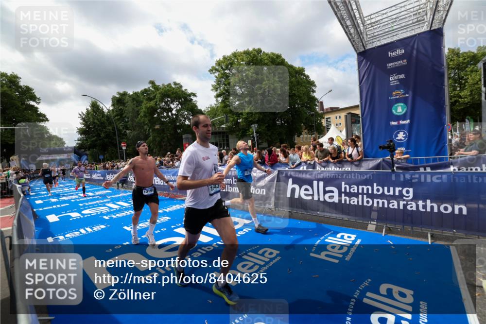 29.06.2025 - hella hamburg halbmarathon Zöllner http://msf.ph/oto/8404625 29.06.2025 10:39:50 Ziel 1975, 2525, 2573, 13190, 14204, 15435, 15744, 16580, 17005, 17792, 18013 meine-sportfotos.de