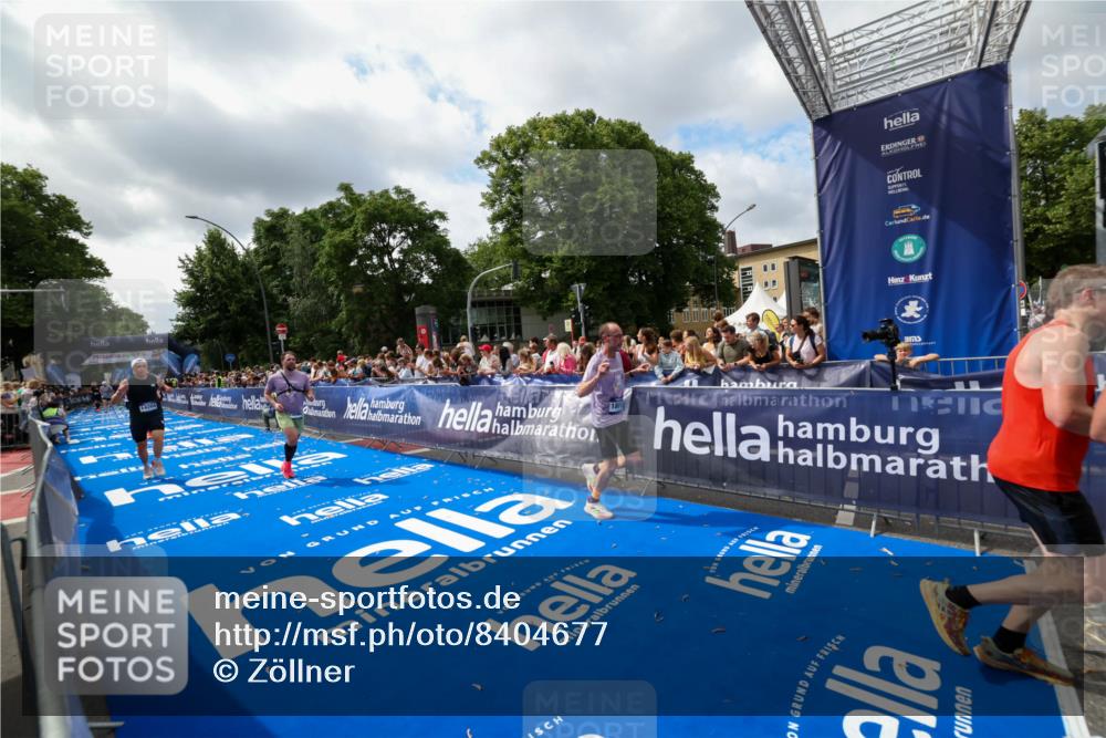 29.06.2025 - hella hamburg halbmarathon Zöllner http://msf.ph/oto/8404677 29.06.2025 10:39:52 Ziel 1975, 2525, 2563, 2573, 4766, 6149, 11714, 13190, 14204, 15744, 15813, 17005, 17792, 18013 meine-sportfotos.de