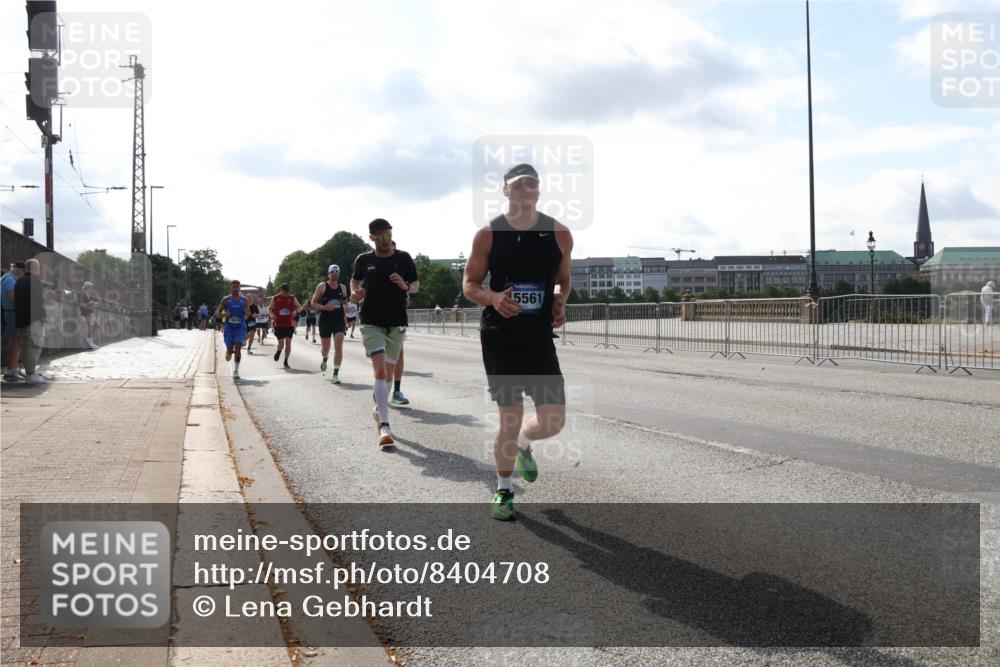 29.06.2025 - hella hamburg halbmarathon Lena Gebhardt http://msf.ph/oto/8404708 29.06.2025 09:49:25 Lombardsbrücke 5561, 1445, 1571, 1600, 1603, 2044, 2707, 2745, 2750, 2797, 2849, 2980, 3014, 3116, 3136, 4148, 4766, 5050, 5648, 5889, 6037, 6047, 6095, 6149, 6771, 7035, 7109, 7229, 7310, 7482, 7743, 7981, 8002, 8358, 8465, 9640, 9686, 9914, 10369, 10451, 10877, 10930, 11106, 11177, 11423, 11447, 11952, 12088, 12091, 12098, 12168, 12739, 13064, 13158, 13190, 13755, 13900, 14075, 14311, 14359, 14603, 14629, 14667, 14789, 15094 meine-sportfotos.de