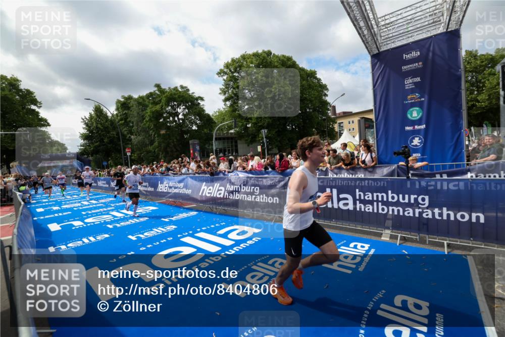 29.06.2025 - hella hamburg halbmarathon Zöllner http://msf.ph/oto/8404806 29.06.2025 10:39:56 Ziel 1603, 1975, 2525, 2563, 2573, 3626, 4766, 6149, 7981, 8574, 11714, 15421, 15813 meine-sportfotos.de