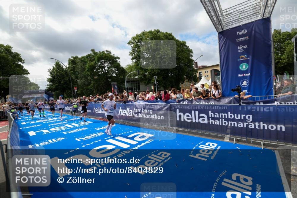 29.06.2025 - hella hamburg halbmarathon Zöllner http://msf.ph/oto/8404829 29.06.2025 10:39:56 Ziel 1603, 1975, 2525, 2563, 2573, 3626, 4766, 6149, 7981, 8574, 11714, 15421, 15813 meine-sportfotos.de