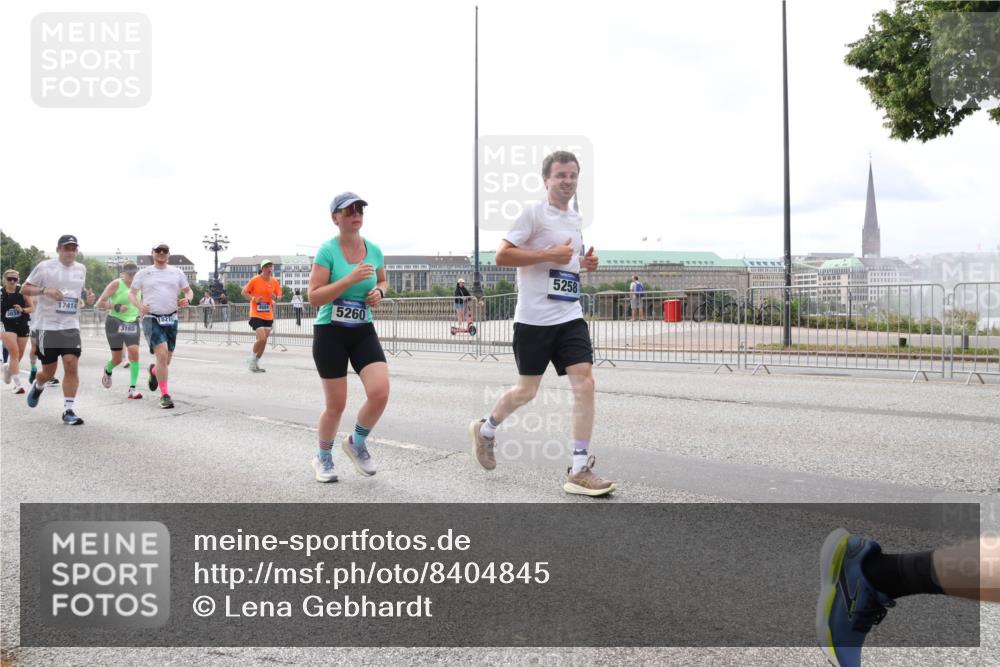 29.06.2025 - hella hamburg halbmarathon Lena Gebhardt http://msf.ph/oto/8404845 29.06.2025 10:24:12 Lombardsbrücke 17414, 3185, 18210, 5260, 5258, 1005, 1009, 1064, 1389, 1444, 1545, 2132, 2477, 2489, 3013, 3185, 3285, 3579, 3786, 4122, 4162, 4464, 4597, 4684, 4719, 4990, 4993, 5039, 5055, 5258, 5260, 5358, 5661, 5954, 6478, 6524, 6526, 7013, 7426, 7528, 7920, 7975, 8141, 8149, 8167, 8187, 8297, 8502, 8676, 8717, 9063, 9217, 9603, 11044, 11306, 11347, 11415, 11454, 12210, 13149, 13380, 13573, 13711, 14143, 14521, 15739, 15853 meine-sportfotos.de