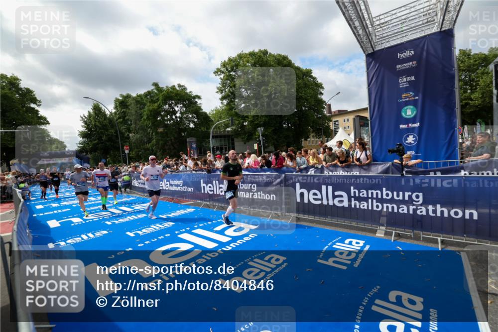 29.06.2025 - hella hamburg halbmarathon Zöllner http://msf.ph/oto/8404846 29.06.2025 10:39:58 Ziel 1603, 2525, 2563, 2573, 3626, 4766, 5375, 6149, 7981, 8467, 8574, 11714, 15421, 15813 meine-sportfotos.de