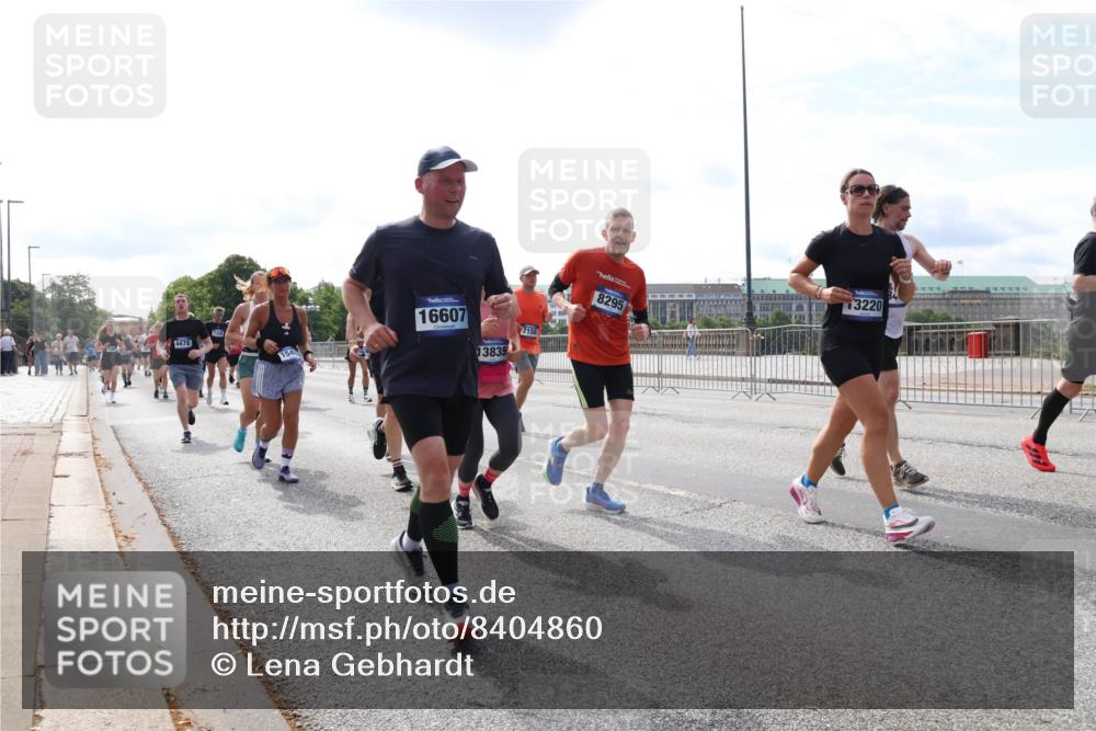 29.06.2025 - hella hamburg halbmarathon Lena Gebhardt http://msf.ph/oto/8404860 29.06.2025 10:16:33 Lombardsbrücke 4478, 16607, 13835, 7158, 8295, 13220, 1117, 1212, 1240, 1244, 1403, 1599, 1825, 2165, 2347, 2803, 2835, 2912, 3030, 3088, 3134, 3156, 3176, 3450, 3484, 3648, 3687, 4478, 4583, 4637, 5036, 5037, 5046, 5294, 6024, 6328, 6488, 6742, 6941, 6948, 7158, 7358, 7753, 8274, 8295, 8317, 8597, 8619, 8645, 8707, 8847, 8857, 9091, 9208, 9332, 9492, 9601, 9628, 9664, 9676, 9802, 9810, 9881, 10076, 10107, 10139, 10141, 10183, 10232, 10292, 10844, 10990, 11344, 11345 meine-sportfotos.de