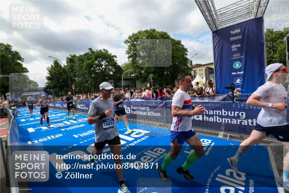 29.06.2025 - hella hamburg halbmarathon Zöllner http://msf.ph/oto/8404871 29.06.2025 10:39:59 Ziel 1603, 2563, 2573, 3626, 4766, 5375, 6149, 7981, 8467, 8574, 11714, 15421, 15813 meine-sportfotos.de
