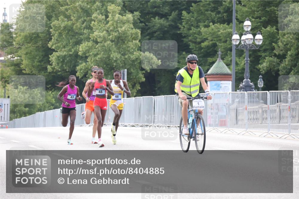 29.06.2025 - hella hamburg halbmarathon Lena Gebhardt http://msf.ph/oto/8404885 29.06.2025 09:34:49 Lombardsbrücke 43, 48, 46, 1 meine-sportfotos.de