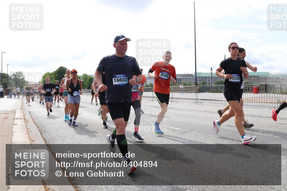 29.06.2025 - hella hamburg halbmarathon Lena Gebhardt http://msf.ph/oto/8404894 29.06.2025 10:16:33 Lombardsbrücke 4478, 15487, 16607, 3835, 8295, 3220, 1117, 1212, 1240, 1244, 1403, 1599, 1825, 2165, 2347, 2803, 2835, 2912, 3030, 3088, 3134, 3156, 3176, 3450, 3484, 3648, 3687, 4478, 4583, 4637, 5036, 5037, 5046, 5294, 6024, 6328, 6488, 6742, 6941, 6948, 7158, 7358, 7753, 8274, 8295, 8317, 8597, 8619, 8645, 8707, 8847, 8857, 9091, 9208, 9332, 9492, 9601, 9628, 9664, 9676, 9802, 9810, 9881, 10076, 10107, 10139, 10141, 10183, 10232, 10292, 10844, 10990, 11344, 11345 meine-sportfotos.de