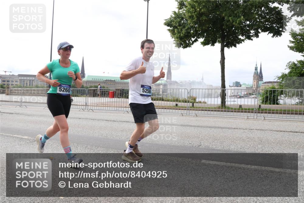 29.06.2025 - hella hamburg halbmarathon Lena Gebhardt http://msf.ph/oto/8404925 29.06.2025 10:24:13 Lombardsbrücke 5260, 5258, 1005, 1009, 1064, 1389, 1444, 1545, 2132, 2477, 2489, 3013, 3185, 3285, 3579, 3786, 4122, 4162, 4464, 4597, 4684, 4719, 4990, 4993, 5039, 5055, 5258, 5260, 5358, 5661, 5954, 6478, 6524, 6526, 7013, 7426, 7528, 7920, 7975, 8141, 8149, 8167, 8187, 8297, 8502, 8676, 8717, 9063, 9217, 9603, 11044, 11306, 11347, 11415, 11454, 12210, 13149, 13380, 13573, 13711, 14143, 15739, 15853 meine-sportfotos.de