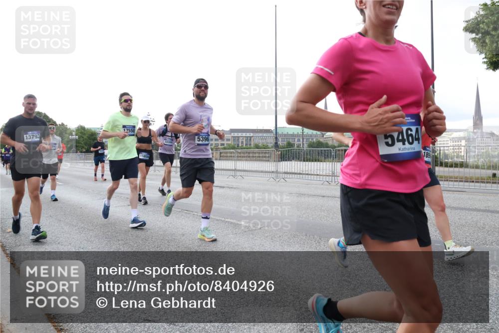 29.06.2025 - hella hamburg halbmarathon Lena Gebhardt http://msf.ph/oto/8404926 29.06.2025 10:03:44 Lombardsbrücke 13793, 84, 17550, 15859, 10389, 5396, 5464, 189, 1032, 1114, 1161, 1355, 1367, 1885, 2277, 2594, 2619, 2683, 2759, 4095, 4307, 4511, 5363, 5384, 5396, 5464, 5613, 6391, 6453, 7006, 7277, 7278, 7279, 7290, 7306, 7485, 7935, 8469, 8484, 8727, 9280, 9453, 9899, 10389, 11402, 11556, 11614, 12211, 12212, 12336, 12377, 12653, 12843, 13173, 13793, 13976, 15520, 15539, 15643, 15859, 16113, 16371, 16621, 17098, 17226, 17550, 18028 meine-sportfotos.de