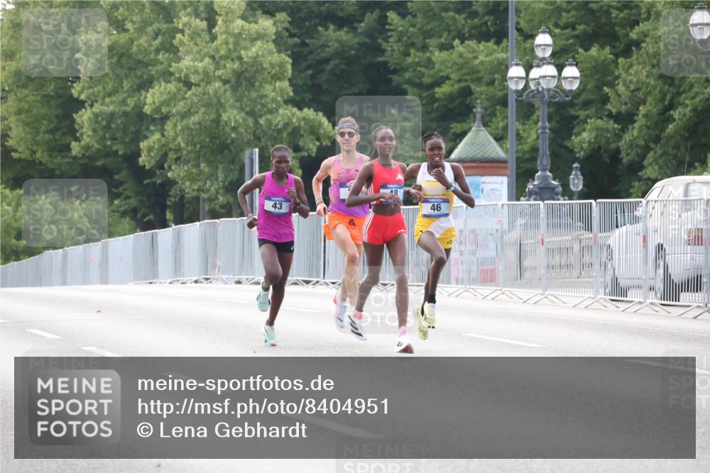 29.06.2025 - hella hamburg halbmarathon Lena Gebhardt http://msf.ph/oto/8404951 29.06.2025 09:34:50 Lombardsbrücke 43, 48, 46 meine-sportfotos.de
