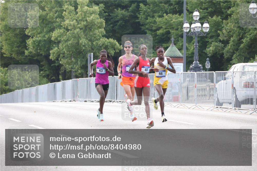 29.06.2025 - hella hamburg halbmarathon Lena Gebhardt http://msf.ph/oto/8404980 29.06.2025 09:34:50 Lombardsbrücke 48, 43, 46, 12 meine-sportfotos.de