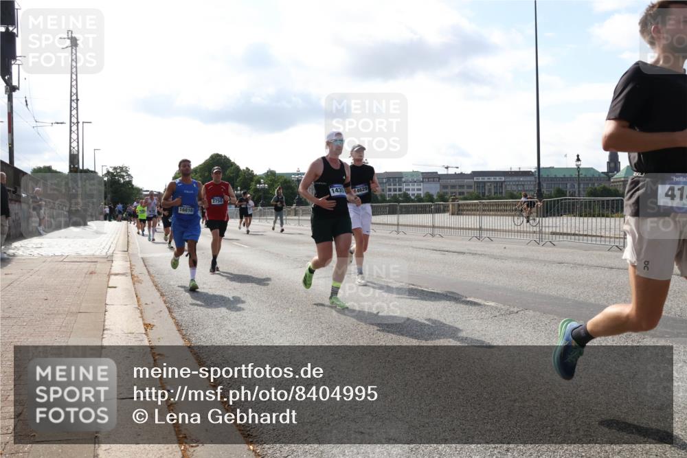 29.06.2025 - hella hamburg halbmarathon Lena Gebhardt http://msf.ph/oto/8404995 29.06.2025 09:49:27 Lombardsbrücke 16816, 1435, 2750, 4629, 2, 41, 1343, 1445, 1571, 1600, 1603, 2044, 2707, 2745, 2750, 2797, 2849, 2980, 3014, 3116, 3136, 3282, 4148, 4425, 4766, 5050, 5648, 5889, 6037, 6047, 6095, 6149, 6771, 7035, 7109, 7229, 7310, 7743, 7981, 8358, 8370, 8465, 9296, 9640, 9686, 9914, 10369, 10451, 10877, 10930, 11106, 11423, 11447, 11952, 12088, 12091, 12098, 12168, 12739, 13064, 13158, 13190, 13755, 13800, 13900, 14075, 14311, 14359, 14603, 14629, 14667, 14789, 15094 meine-sportfotos.de