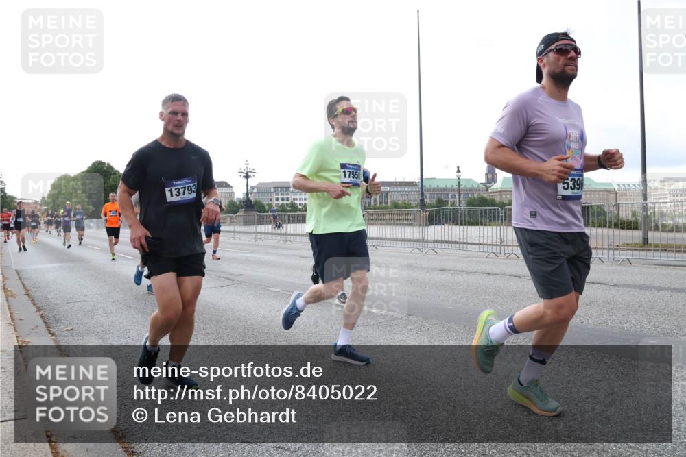 29.06.2025 - hella hamburg halbmarathon Lena Gebhardt http://msf.ph/oto/8405022 29.06.2025 10:03:45 Lombardsbrücke 13793, 17550, 5396, 1032, 1114, 1161, 1355, 1367, 1885, 2277, 2594, 2619, 2683, 2759, 4095, 4307, 4488, 4511, 5363, 5384, 5396, 5464, 5613, 6391, 6453, 7006, 7277, 7278, 7279, 7290, 7306, 7485, 7935, 8469, 8484, 8727, 9280, 9453, 9899, 10389, 11402, 11556, 11614, 12211, 12212, 12336, 12377, 12653, 12843, 13173, 13793, 13976, 15520, 15539, 15643, 15859, 16113, 16371, 16621, 17098, 17226, 17550, 18028 meine-sportfotos.de