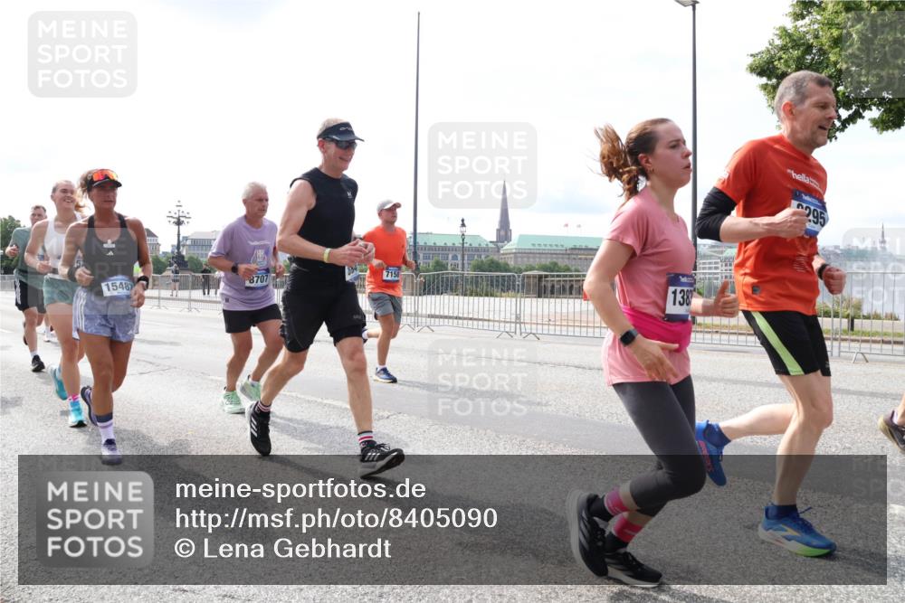 29.06.2025 - hella hamburg halbmarathon Lena Gebhardt http://msf.ph/oto/8405090 29.06.2025 10:16:34 Lombardsbrücke 7158, 8707, 15487, 138, 295, 1117, 1212, 1240, 1244, 1403, 1599, 1602, 1825, 2347, 2803, 2835, 2912, 3030, 3088, 3134, 3156, 3176, 3450, 3484, 3648, 3687, 4478, 4583, 4637, 5036, 5037, 5046, 5294, 6024, 6328, 6488, 6742, 6941, 6948, 7158, 7358, 7753, 8274, 8295, 8317, 8597, 8619, 8645, 8707, 8847, 8857, 9091, 9208, 9332, 9492, 9601, 9628, 9664, 9676, 9802, 9810, 9881, 10076, 10107, 10139, 10141, 10183, 10232, 10292, 10844, 10990, 11344, 11345 meine-sportfotos.de