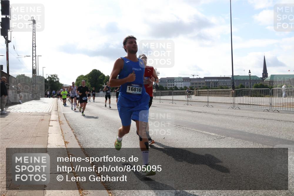 29.06.2025 - hella hamburg halbmarathon Lena Gebhardt http://msf.ph/oto/8405095 29.06.2025 09:49:28 Lombardsbrücke 16816, 1343, 1445, 1600, 1603, 2044, 2707, 2745, 2750, 2797, 2849, 2980, 3014, 3116, 3136, 3282, 4148, 4303, 4425, 4766, 5050, 5648, 5889, 6037, 6047, 6095, 6149, 6771, 7035, 7109, 7229, 7743, 7981, 8358, 8370, 8465, 9296, 9640, 9686, 9914, 10369, 10451, 10877, 10930, 11423, 11447, 11952, 12088, 12091, 12098, 12168, 12739, 13064, 13158, 13190, 13755, 13800, 13900, 14075, 14311, 14359, 14603, 14629, 14667, 14688, 14789, 15094 meine-sportfotos.de