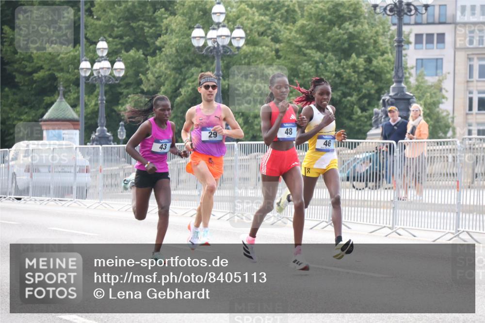 29.06.2025 - hella hamburg halbmarathon Lena Gebhardt http://msf.ph/oto/8405113 29.06.2025 09:34:52 Lombardsbrücke 29, 43, 48, 46 meine-sportfotos.de