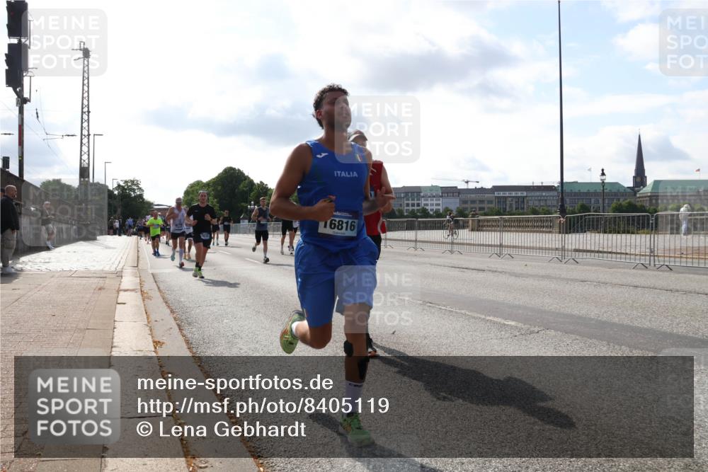 29.06.2025 - hella hamburg halbmarathon Lena Gebhardt http://msf.ph/oto/8405119 29.06.2025 09:49:28 Lombardsbrücke 7035, 16816, 1343, 1445, 1600, 1603, 2044, 2707, 2745, 2750, 2797, 2849, 2980, 3014, 3116, 3136, 3282, 4148, 4303, 4425, 4766, 5050, 5648, 5889, 6037, 6047, 6095, 6149, 6771, 7035, 7109, 7229, 7743, 7981, 8358, 8370, 8465, 9296, 9640, 9686, 9914, 10369, 10451, 10877, 10930, 11423, 11447, 11952, 12088, 12091, 12098, 12168, 12739, 13064, 13158, 13190, 13755, 13800, 13900, 14075, 14311, 14359, 14603, 14629, 14667, 14688, 14789, 15094 meine-sportfotos.de