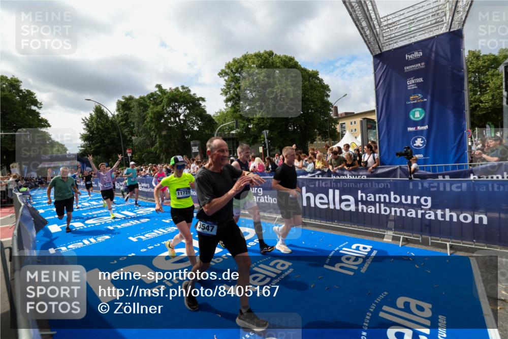 29.06.2025 - hella hamburg halbmarathon Zöllner http://msf.ph/oto/8405167 29.06.2025 10:40:19 Ziel 3547, 4381, 5409, 5410, 5803, 8465, 10968, 11731, 12704, 13667, 14699, 18614, 18979 meine-sportfotos.de