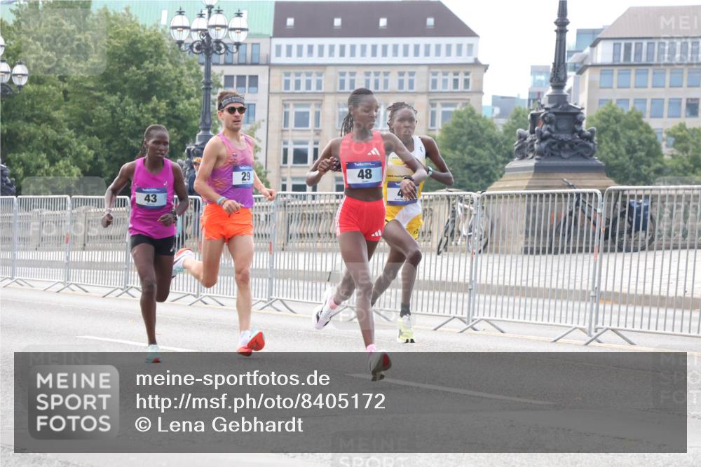 29.06.2025 - hella hamburg halbmarathon Lena Gebhardt http://msf.ph/oto/8405172 29.06.2025 09:34:53 Lombardsbrücke 43, 29, 48, 29, 43, 46, 48 meine-sportfotos.de