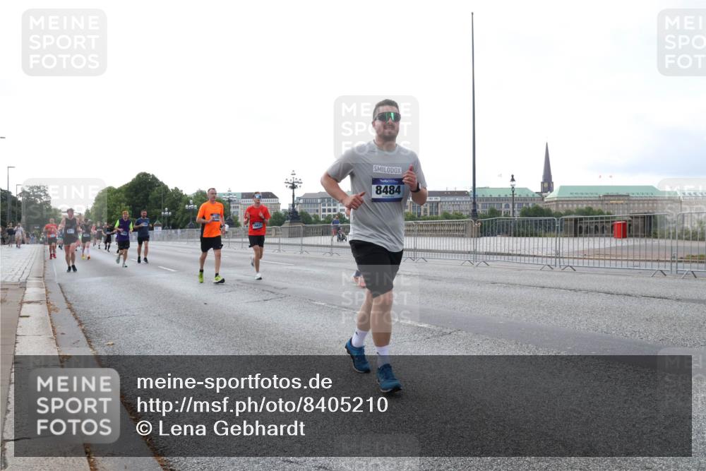 29.06.2025 - hella hamburg halbmarathon Lena Gebhardt http://msf.ph/oto/8405210 29.06.2025 10:03:47 Lombardsbrücke 8484, 1032, 1114, 1161, 1355, 1367, 1885, 2277, 2619, 2683, 2759, 3488, 4095, 4307, 4488, 4511, 5363, 5384, 5396, 5464, 5613, 6391, 6453, 7006, 7017, 7277, 7278, 7279, 7306, 7485, 8421, 8422, 8423, 8469, 8484, 8727, 9280, 9453, 9899, 10389, 11402, 11556, 11614, 12211, 12336, 12377, 12653, 12843, 13173, 13583, 13793, 13976, 15520, 15539, 15643, 15859, 16113, 16371, 16621, 17098, 17226, 17550, 18028 meine-sportfotos.de