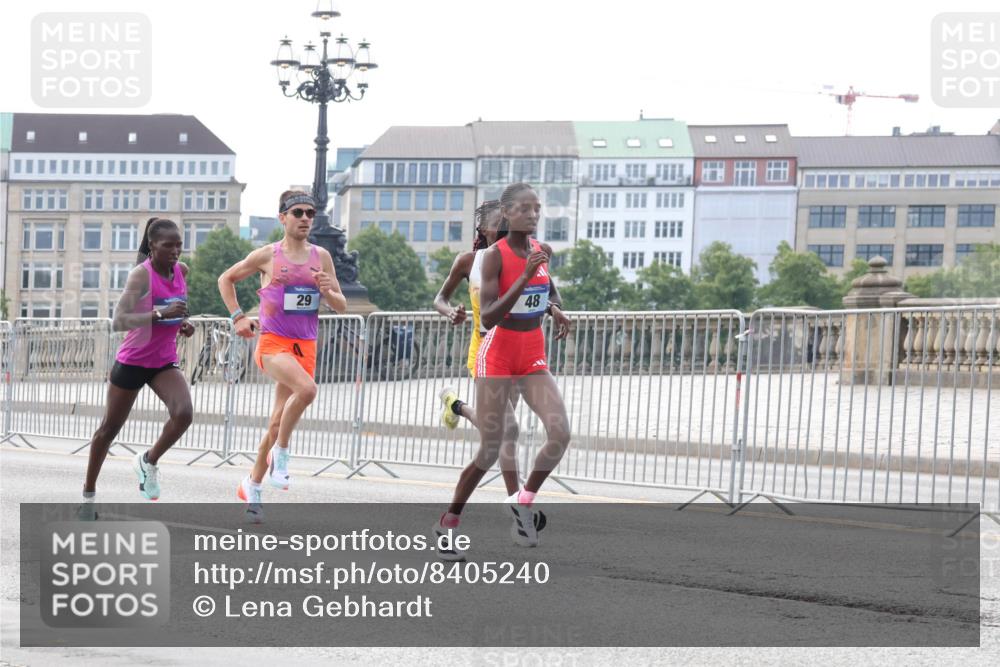 29.06.2025 - hella hamburg halbmarathon Lena Gebhardt http://msf.ph/oto/8405240 29.06.2025 09:34:54 Lombardsbrücke 29, 48, 29, 43, 46, 48 meine-sportfotos.de